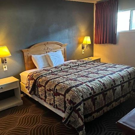 Love Hotels Western Holiday By Oyo At Harlan Lake Ne Alma Εξωτερικό φωτογραφία