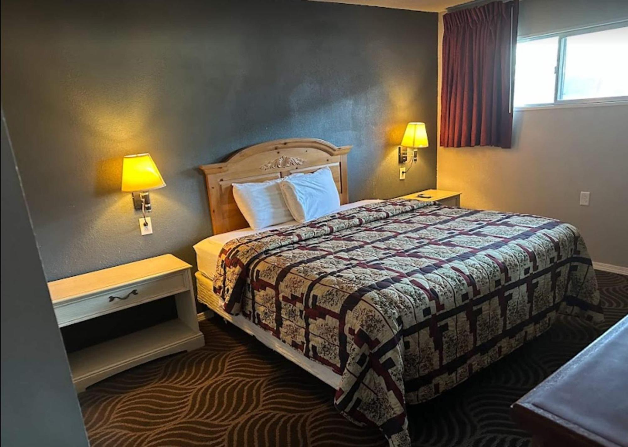 Love Hotels Western Holiday By Oyo At Harlan Lake Ne Alma Εξωτερικό φωτογραφία