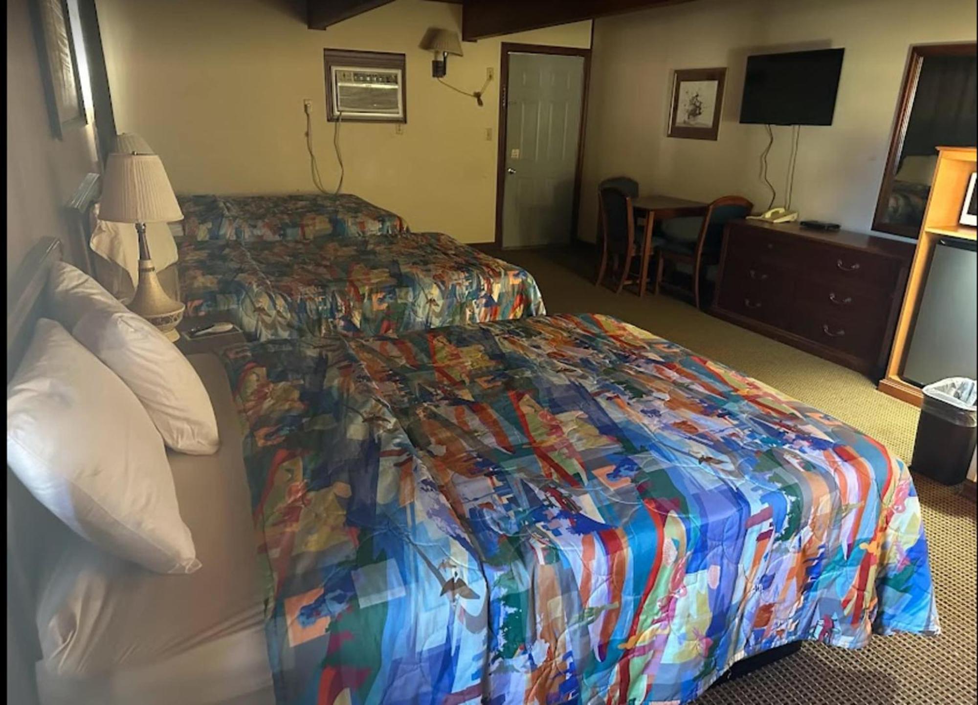 Love Hotels Western Holiday By Oyo At Harlan Lake Ne Alma Εξωτερικό φωτογραφία