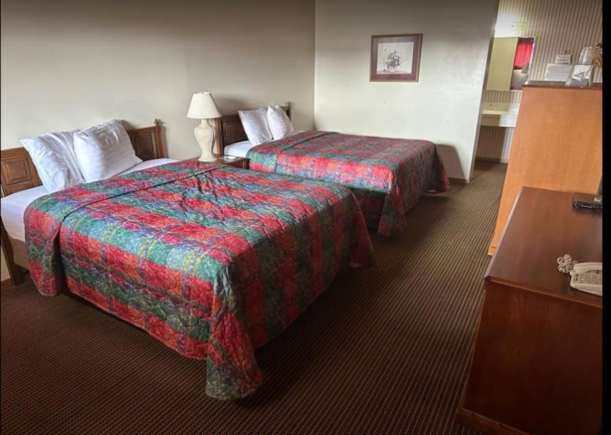 Love Hotels Western Holiday By Oyo At Harlan Lake Ne Alma Εξωτερικό φωτογραφία