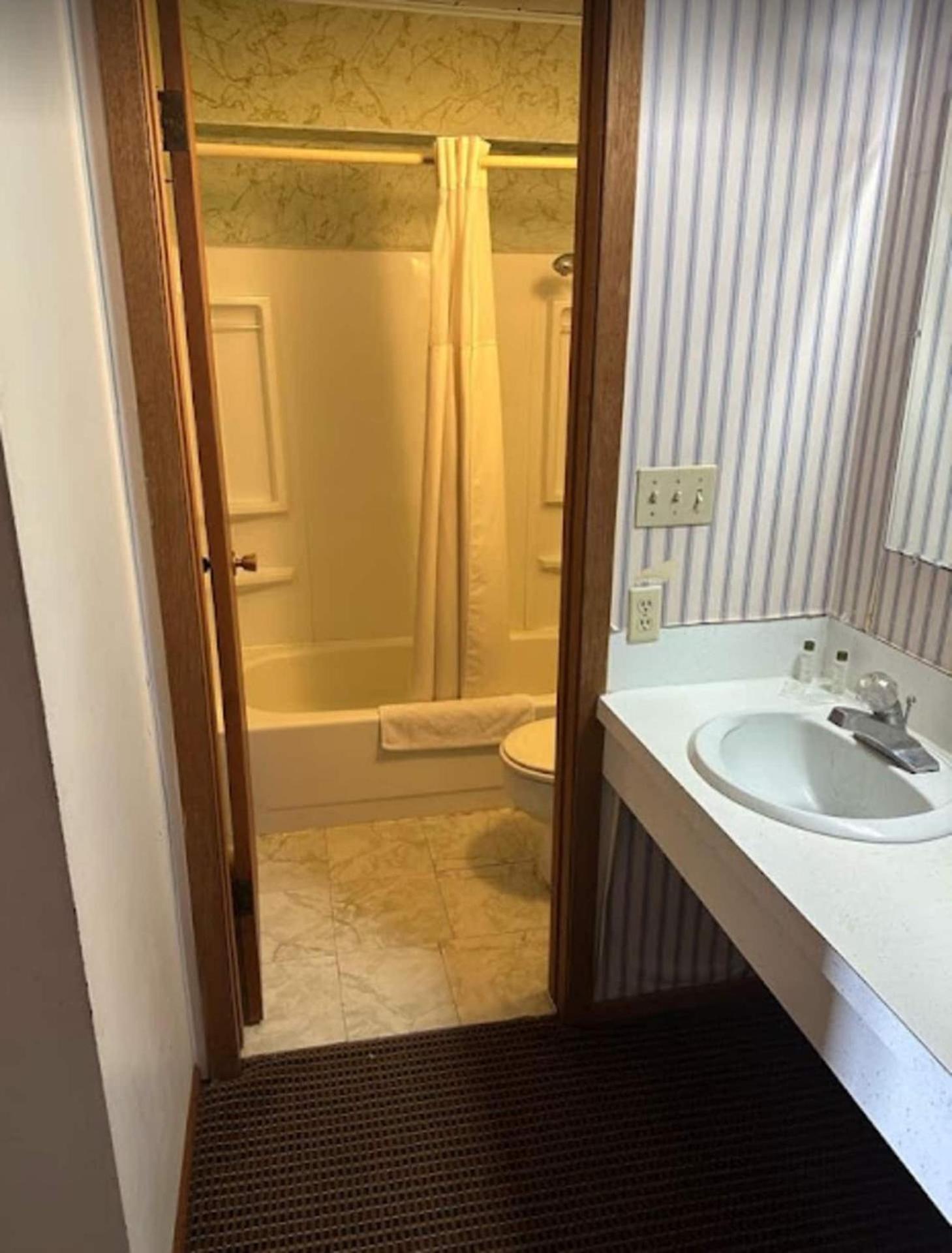 Love Hotels Western Holiday By Oyo At Harlan Lake Ne Alma Εξωτερικό φωτογραφία