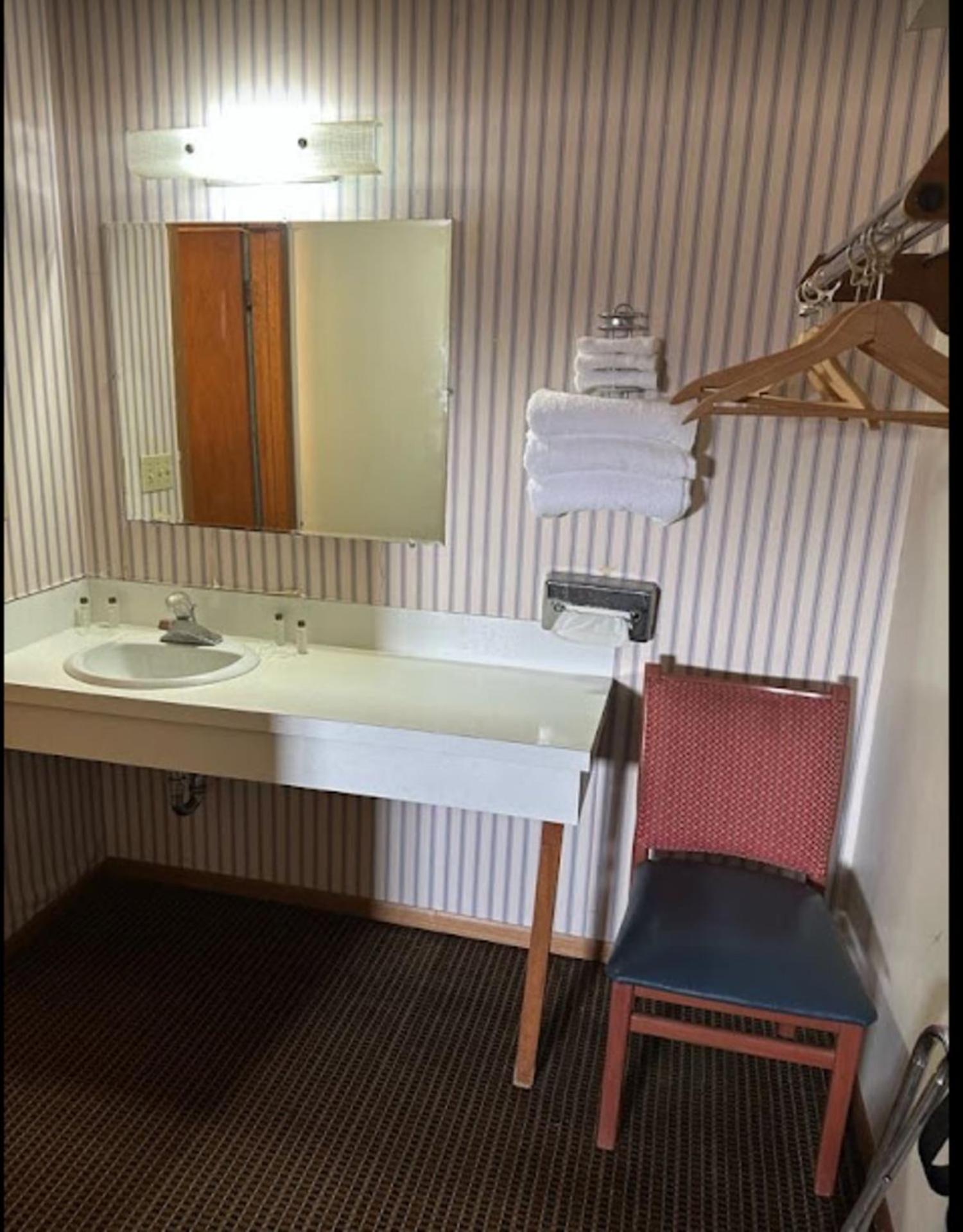 Love Hotels Western Holiday By Oyo At Harlan Lake Ne Alma Εξωτερικό φωτογραφία
