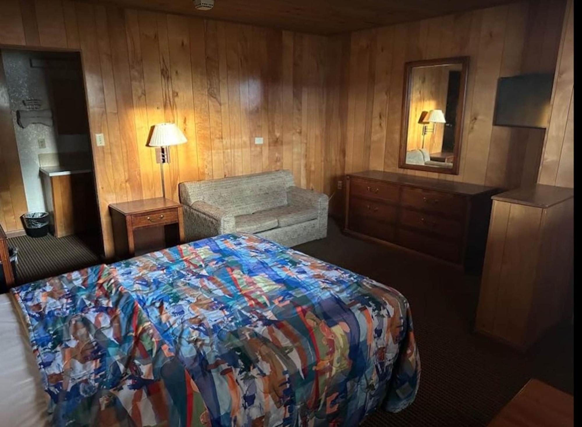 Love Hotels Western Holiday By Oyo At Harlan Lake Ne Alma Εξωτερικό φωτογραφία