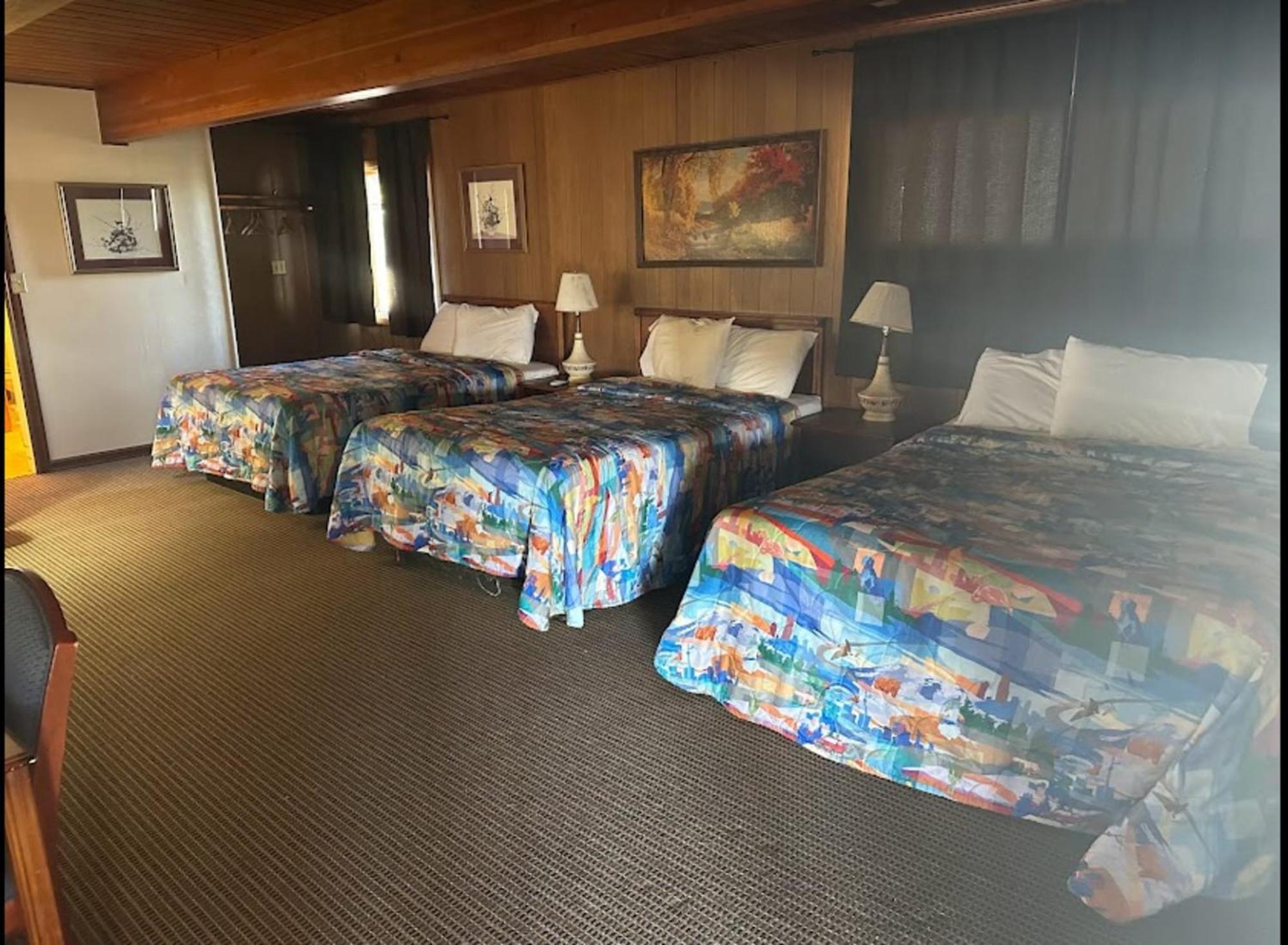 Love Hotels Western Holiday By Oyo At Harlan Lake Ne Alma Εξωτερικό φωτογραφία