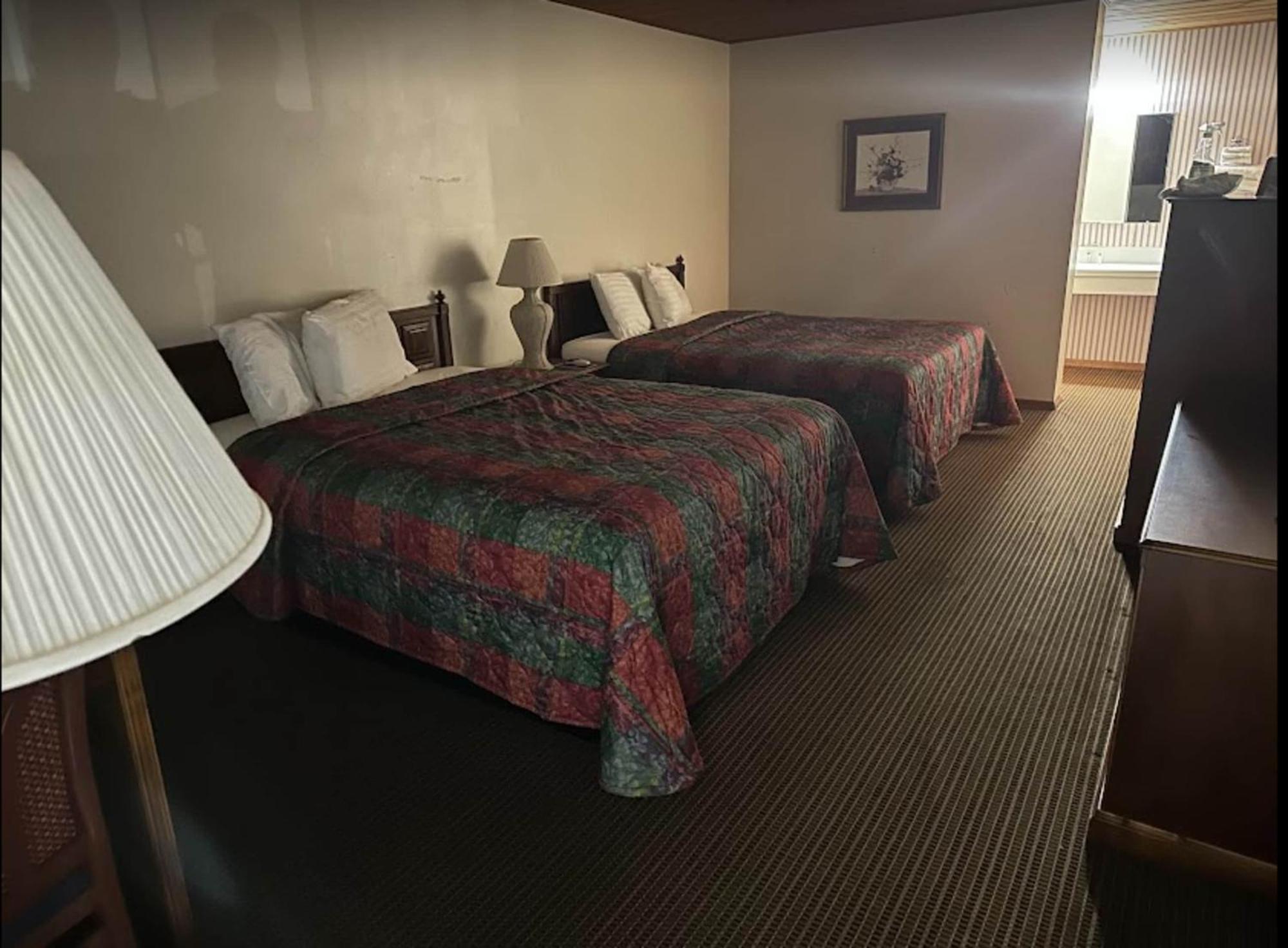 Love Hotels Western Holiday By Oyo At Harlan Lake Ne Alma Εξωτερικό φωτογραφία