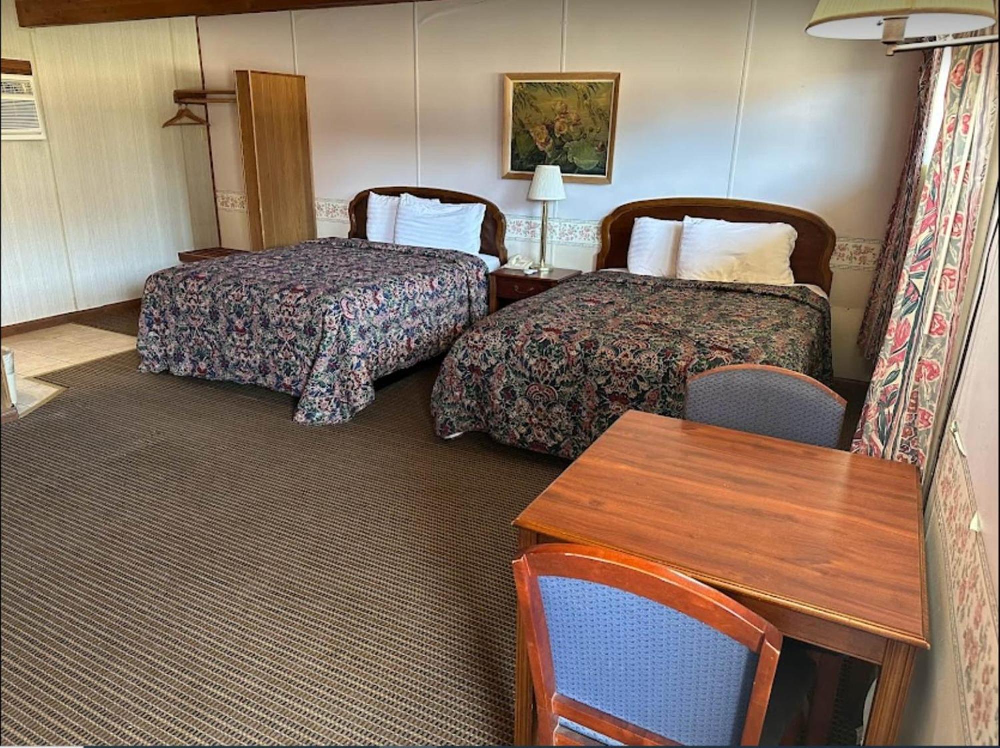 Love Hotels Western Holiday By Oyo At Harlan Lake Ne Alma Εξωτερικό φωτογραφία