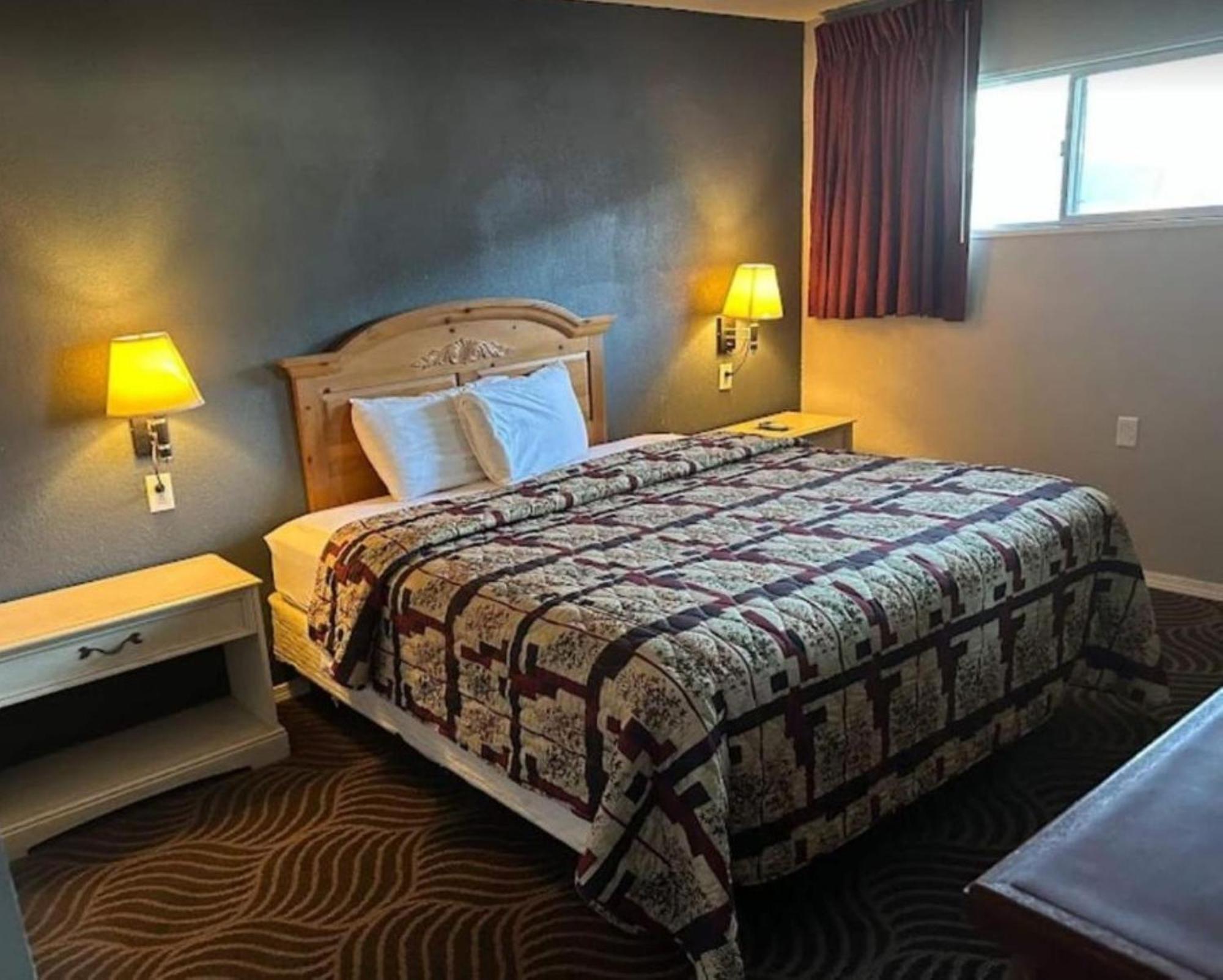 Love Hotels Western Holiday By Oyo At Harlan Lake Ne Alma Εξωτερικό φωτογραφία