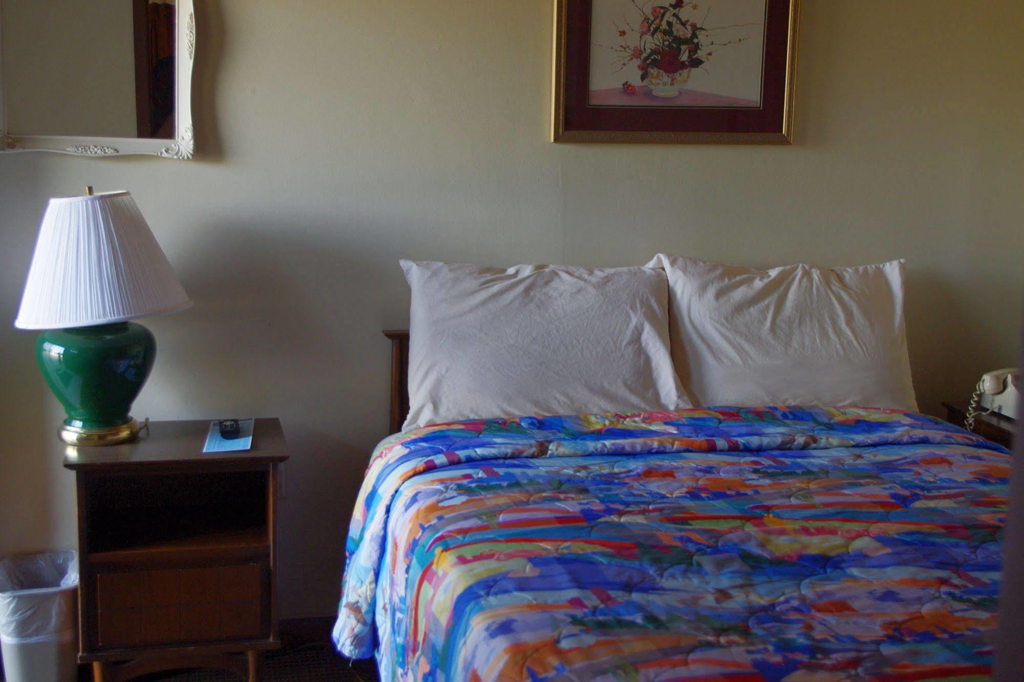Love Hotels Western Holiday By Oyo At Harlan Lake Ne Alma Εξωτερικό φωτογραφία