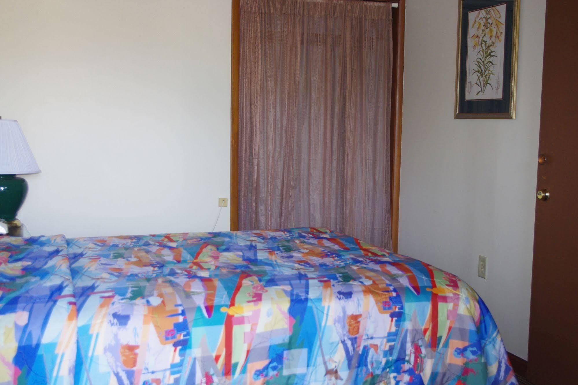 Love Hotels Western Holiday By Oyo At Harlan Lake Ne Alma Εξωτερικό φωτογραφία